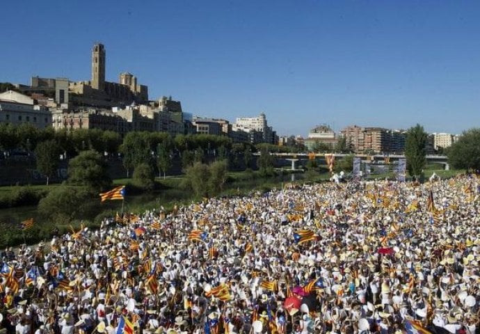 Desetine hiljada Katalonaca na ulicama Barcelone za otcjepljenje od Španije