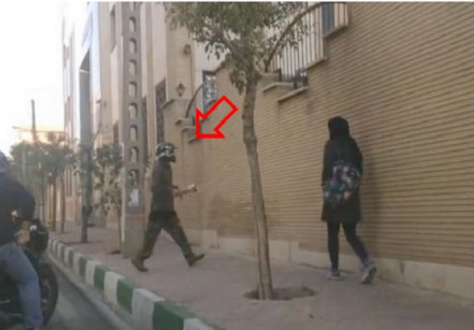 Motociklista je zaustavio djevojku nasred ulice u Iranu, a onda se desilo nešto neočekivano (VIDEO)