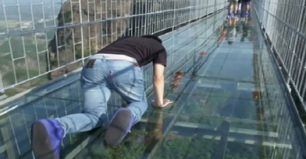 Prelazili su preko najstrašnijeg staklenog mosta na svijetu, evo šta im se dogodilo (VIDEO)