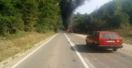 Izgorio autobus na magistralnom putu Tuzla-Zvornik (FOTO, VIDEO)