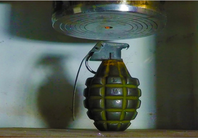 Odlučio je da hidrauličnom presom zgnječi bombu, pogledajte šta će se dogoditi na 1:06 (VIDEO)