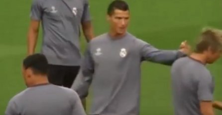 Ronaldo uhvaćen kako saigraču pokazuje srednji prst