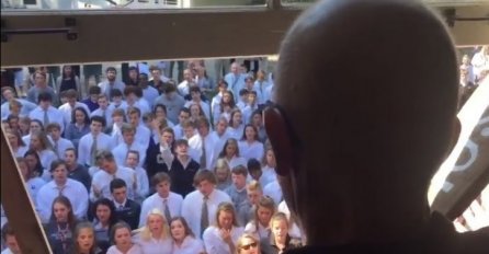 400 učenika pobjeglo iz škole, pa došli profesoru pod prozor (VIDEO)