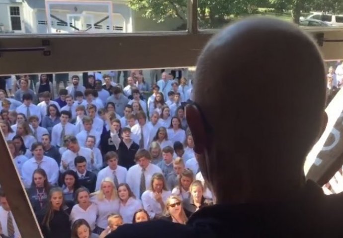 400 učenika pobjeglo iz škole, pa došli profesoru pod prozor (VIDEO)