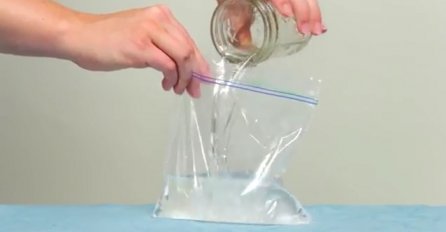 Istresla je čašu vodke u plastičnu vrećicu, a krajnji rezultat je genijalan (VIDEO)