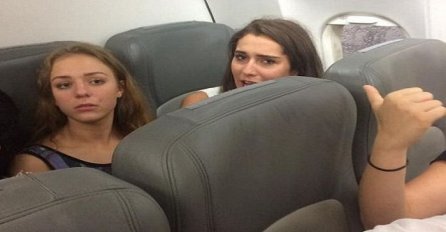  Razmažene djevojke izbacili iz aviona nakon opće svađe oko najglupljeg mogućeg razloga 