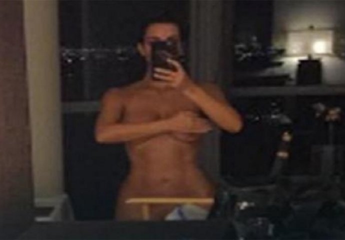 Ona ne odustaje: Kim Kardashian ponovo objavila goli selfi iz bizarnog razloga