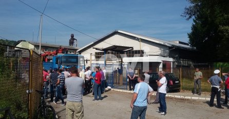 Drama u Zavidovićima: Radnici "Krivaja-Mobela" pokušavaju da spriječe krađu državne imovine (VIDEO) 