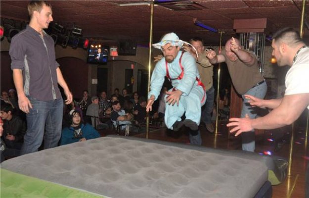 bacanje-ljudi-niskog-rasta-7