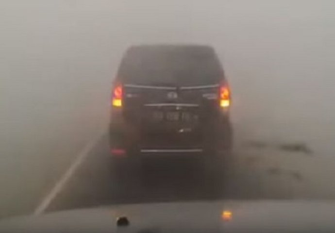Ako mislite da ovi ljudi voze kroz oluju varate se, jer ovo je nešto mnogo strašnije (VIDEO)