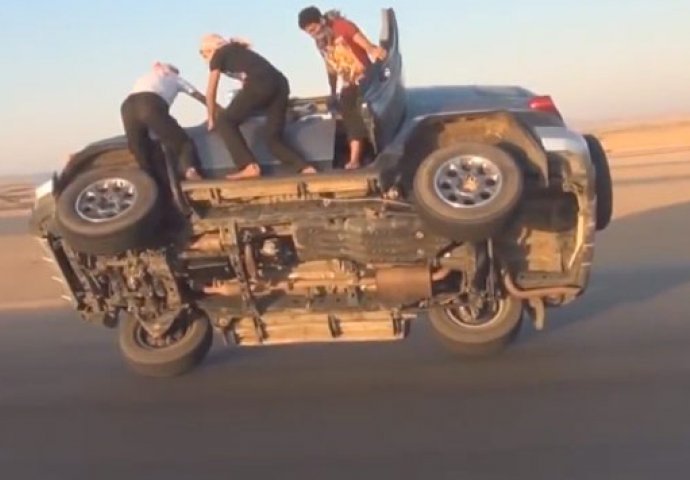 Ostat ćete u čudu kada vidite šta ovi momci rade tokom vožnje (VIDEO) 