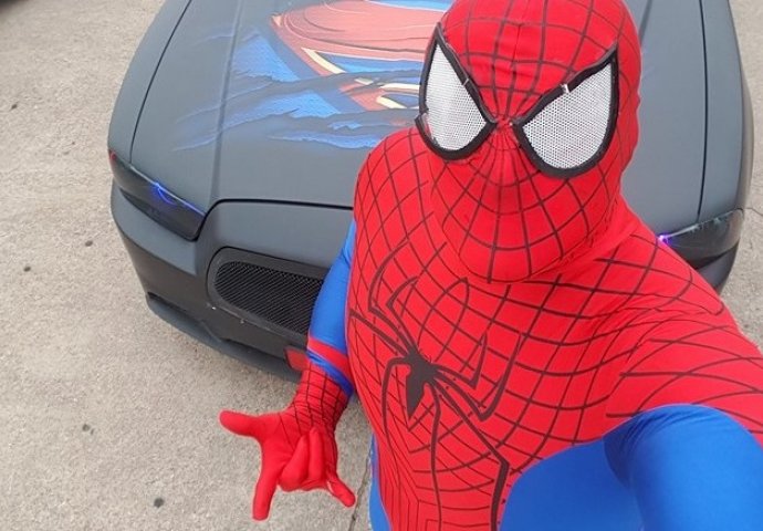 Ovaj čovjek došao je na sahranu obučen kao Spiderman: Kada vidite zašto je to uradio, nećete moći zaustaviti suze