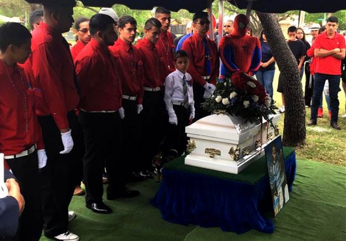 Ovaj čovjek došao je na sahranu obučen kao Spiderman: Kada vidite zašto je to uradio, nećete moći zaustaviti suze