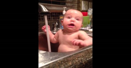 Stavila je svoju bebu u sudoper, a ono što je snimila nasmijalo je cijelu planetu (VIDEO)