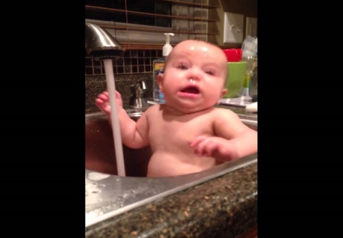 Stavila je svoju bebu u sudoper, a ono što je snimila nasmijalo je cijelu planetu (VIDEO)