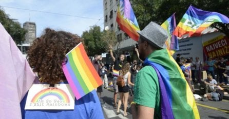 Kolona Parade ponosa se šeta centrom Beograda, skup protiče u miru i bez incidenata