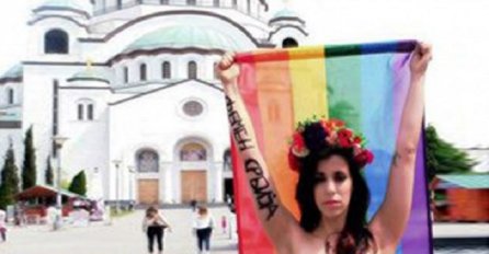  Sa zastavom duginih boja i golih grudi slikala se ispred Hrama Svetog Save