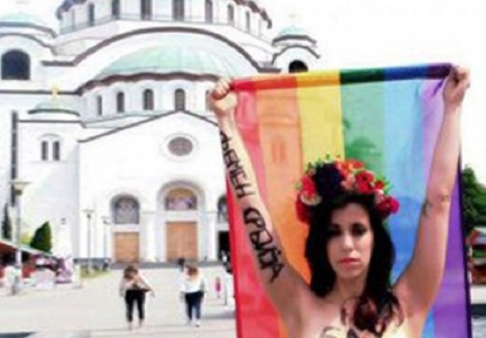  Sa zastavom duginih boja i golih grudi slikala se ispred Hrama Svetog Save
