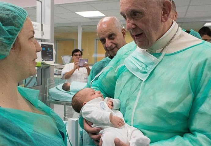 Fotografije koje su obišle svijet: Pogledajte Papu Franju u novoj ulozi