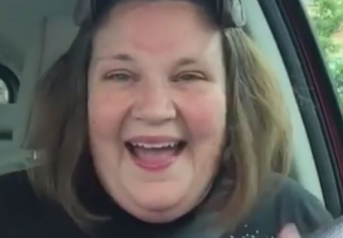 Ova majka je sama sebi kupila poklon za rođendan i nasmijala milione ljudi na internetu (VIDEO)