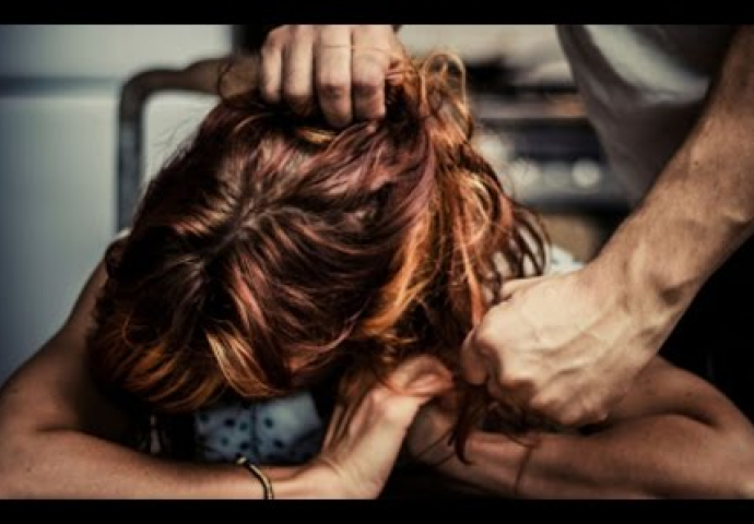 Majka monstrum: Naplaćivala silovanje kćerke 8 eura, a kada se opirala dobijala strašne kazne