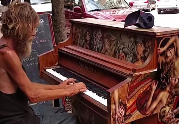 Beskućnik je sjeo za klavir, a ono što je uslijedio će vas ostaviti bez riječi (VIDEO)