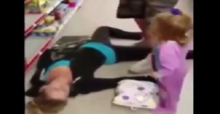 Pakao heroina: Dvogodišnja djevojčica pokušava da probudi drogiranu majku (VIDEO)