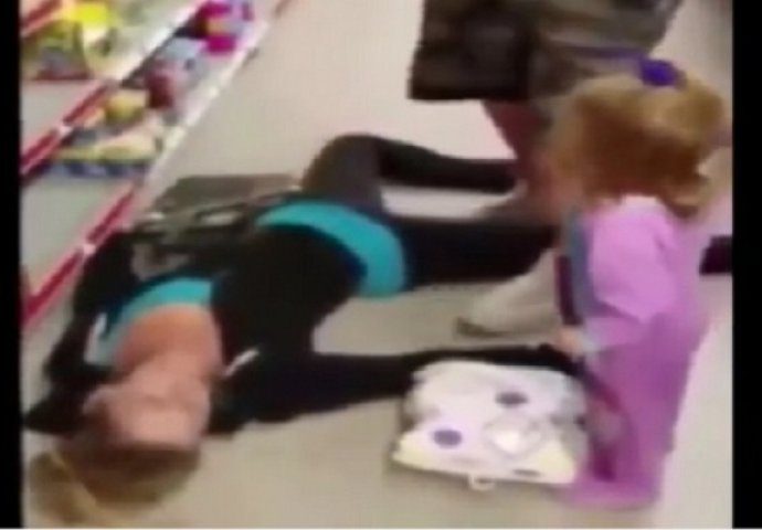 Pakao heroina: Dvogodišnja djevojčica pokušava da probudi drogiranu majku (VIDEO)