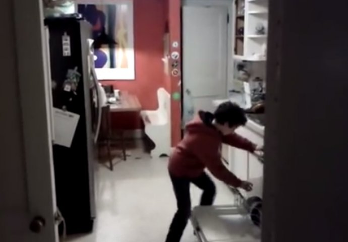 Skrivena kamera je snimila zadivljujući izvedbu dječaka koji je prao suđe u kuhinji: Ovo morate pogledati! 
