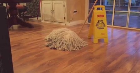 Izgleda kao običan džoger za čišćenje poda, ali istina nas je totalno raspametila (VIDEO)