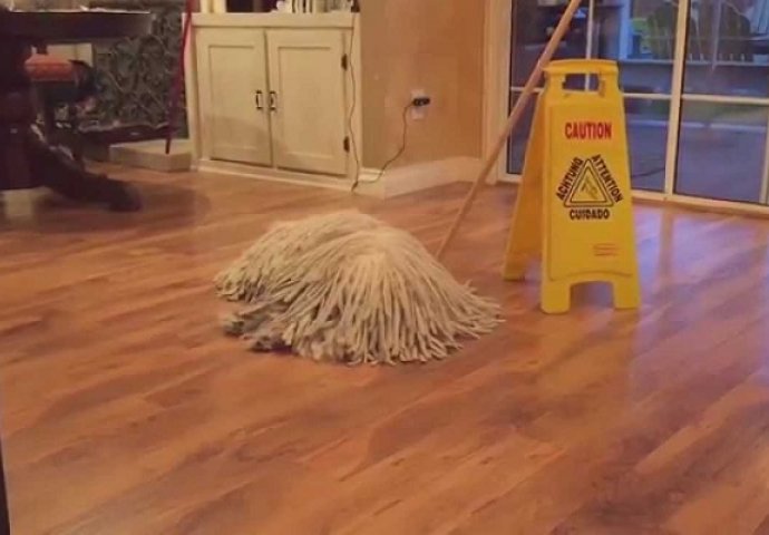 Izgleda kao običan džoger za čišćenje poda, ali istina nas je totalno raspametila (VIDEO)