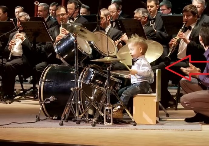 Ovaj dječak je dobio priliku da svira bubnjeve s orkestrom, a onda se dešava nešto neopisivo (VIDEO) 