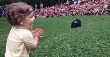 Oduševit će vas ono što je ovaj jednogodišnji dječak uradio pred 500 ljudi (VIDEO) 