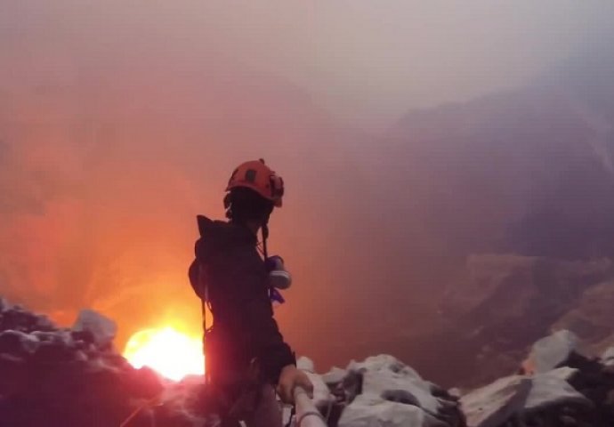 Stavio je kameru na glavu i ušao u aktivni vulkan, ono što je tamo snimio je čudesno (VIDEO)