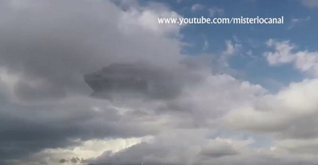 Misterija koju niko ne može odgonetnuti: Da li se to nepoznat objekat krije iza oblaka (VIDEO)