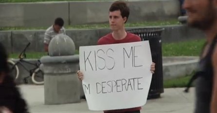 Držao je znak u rukama "Poljubi me, očajan sam" a rezultati su i više nego dobri (VIDEO)
