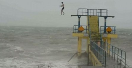 Koliko “lud” moraš biti da skačes u more za vrijeme oluje? (VIDEO)