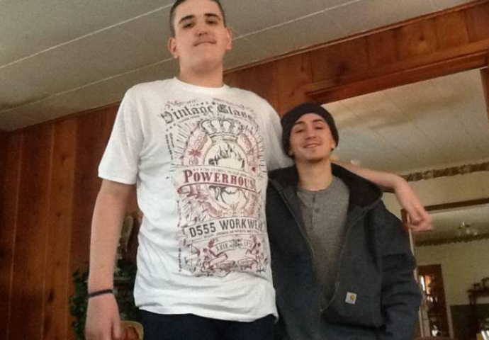 Kada se on razljuti, hitno mu moraju dati tablete za smirenje, iako je tek tinejdžer, ali ipak najviši na svijetu (FOTO)