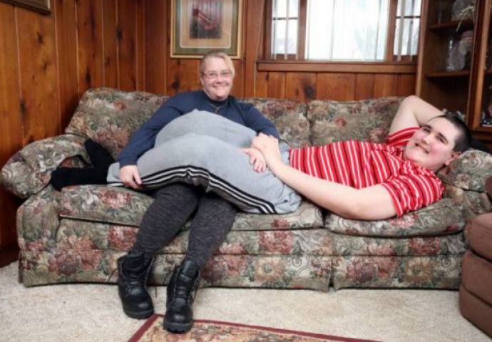 Kada se on razljuti, hitno mu moraju dati tablete za smirenje, iako je tek tinejdžer, ali ipak najviši na svijetu (FOTO)