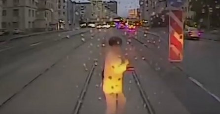 Nasred šina tipkala po mobitelu, nije primijetila dolazeći tramvaj (UZNEMIRUJUĆI VIDEO)