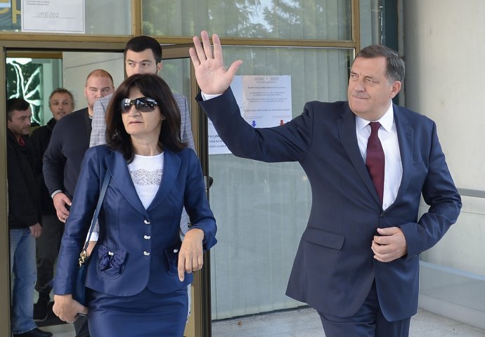 Dodik glasao u Laktašima sa suprugom i sinom: Ovo je svečarski dan! [VIDEO]