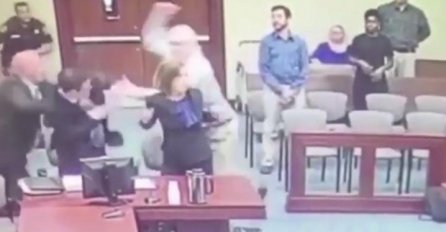 Pedofil napao tužioca tokom suđenja: Pokušao mu zabiti nož u glavu! (VIDEO)