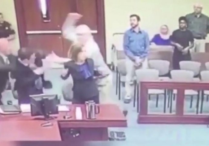 Pedofil napao tužioca tokom suđenja: Pokušao mu zabiti nož u glavu! (VIDEO)