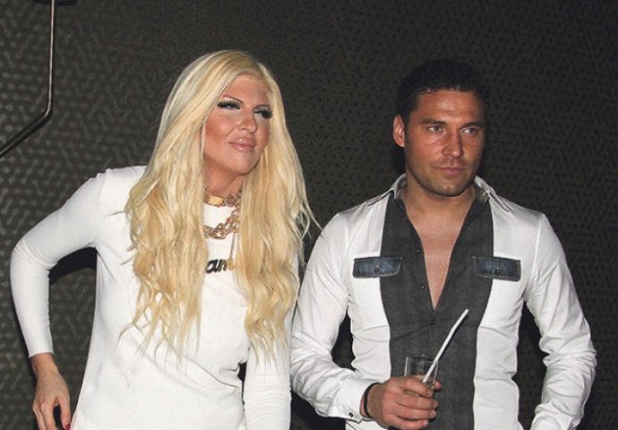 Kad je ona na tribinama, niko ne gleda utakmicu: Ovako Jelena Karleuša bodri supruga Duška Tošića (FOTO)