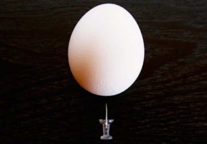 Zabila je iglicu u jaje: Kada vidite razlog, ovo ćete i vi svaki put raditi! 