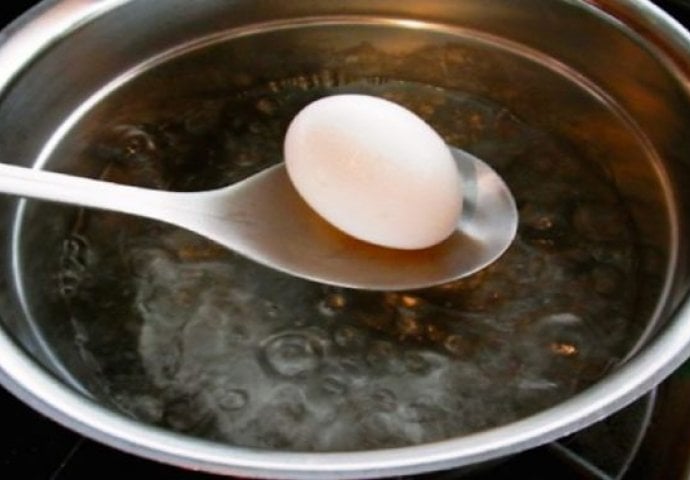 Zabila je iglicu u jaje: Kada vidite razlog, ovo ćete i vi svaki put raditi! 