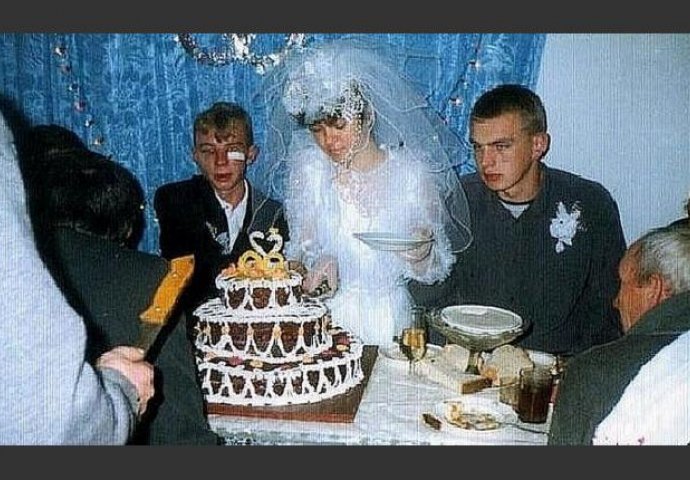 Njoj su ispale bujne grudi kada su je bacali u vazduh, ali to je tek početak.... (FOTO) 