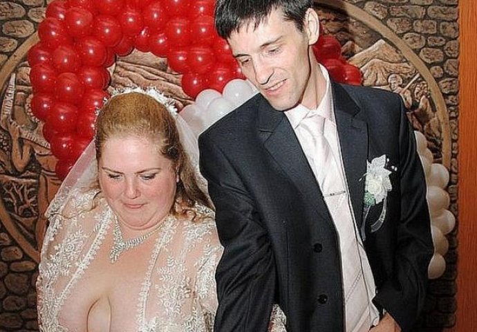 Njoj su ispale bujne grudi kada su je bacali u vazduh, ali to je tek početak.... (FOTO) 