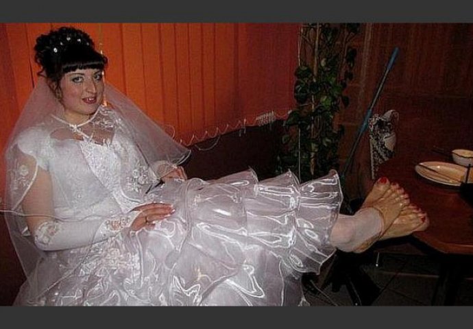 Njoj su ispale bujne grudi kada su je bacali u vazduh, ali to je tek početak.... (FOTO) 