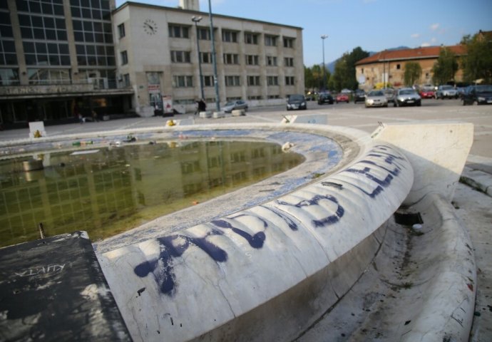 Fontana ispred Željezničke stanice:  sve je, samo fontana nije